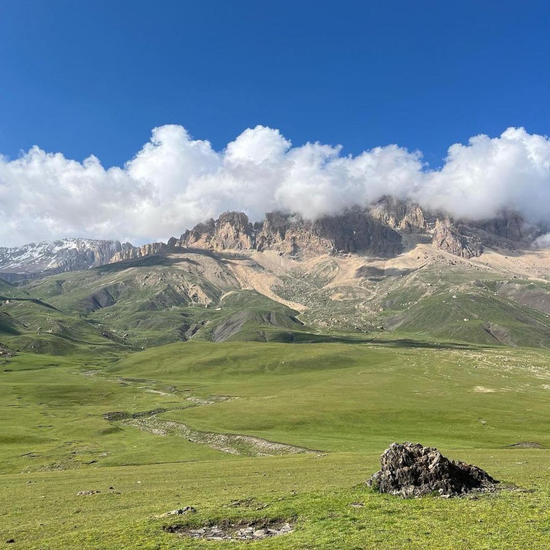 Mountain House Hotel Xinaliq Bagian luar foto